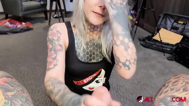 Tattooed babe Nayomi Sharp sucks Sascha's big cock