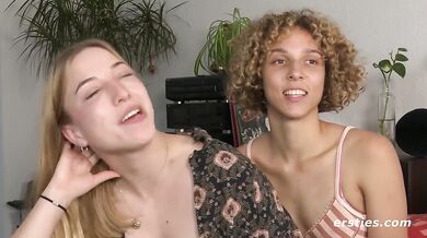 Ersties - Nasses Fingern, Lecken und ein Höhepunkt mit Doppeldildo