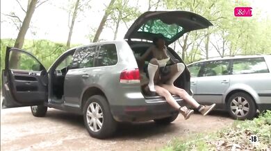 Jolie Petite Black Sodomisée à L'arrière D'une Voiture - Ariana Jollee