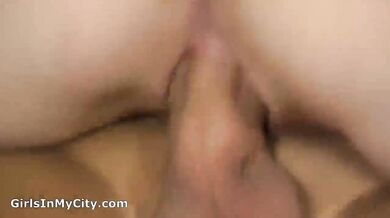 Gepiercte Blonde wird auf der Couch zu hart gefickt