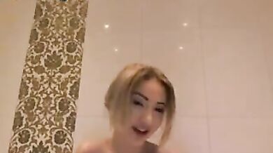 Hot Webcam Girl Plays In The Bathtub F