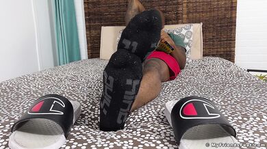Black jock Dallas teases his huge feet