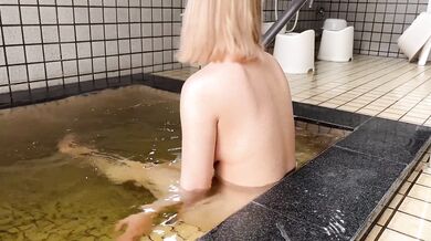 A naked Japanese woman enjoys a hot spring! After that, I fucked a plump beautiful woman at the hote