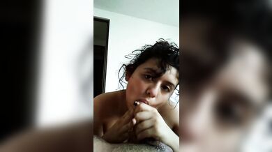 Una rica mamada con mucha saliva para que se ponga muy dura y se venga dentro de mi boca.