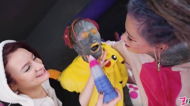 Anuskatzz, Missflora, And Lilylu Have Some Cosplay Anal Fisting Fun