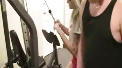 Horny gym girl Bailey Blue seduces her fitness trainor into fucki (Dahlia Sky)