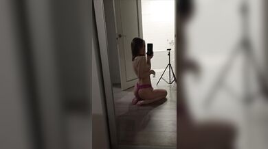 Pretty girl teases with her booty