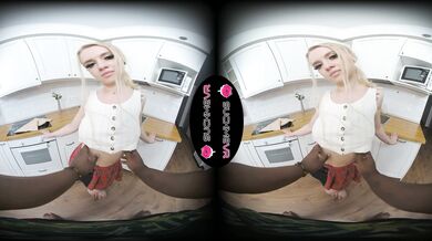 First Interracial Experience Of Busty Petite Doll Pretty Di In VR