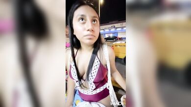 Conozco a una chica en un concierto en la playa y la invito a cenar para que me deje follarla