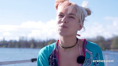 Ersties - Flexy's sexy Bootstrip mit analer Penetration