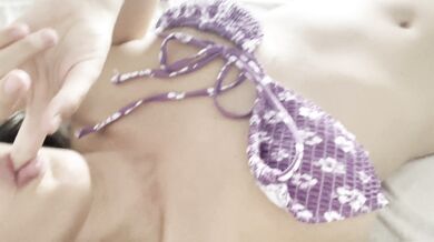 ישראלית מוצצת ספייסיקווין Israeli girl sucking her finger (ONLYFANS-Spicykween)