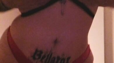 Acariciandome un poquito las tetas antes de ir a la camita.