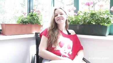 Ersties - Die Berliner Studentin Matilda kommt mit einem Vibrator zum Höhepunkt