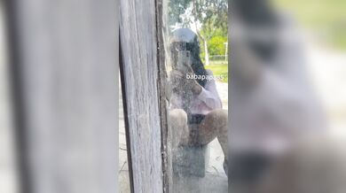 粉色衬衣高跟靴，打扮避怪异的露出