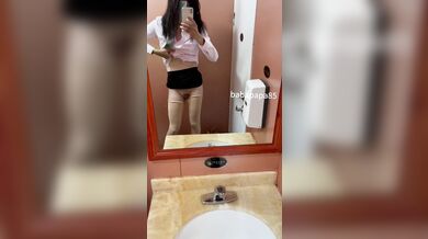 粉色衬衣高跟靴，打扮避怪异的露出