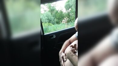 Взрослая девушка увликательно смотрит на самоотсос