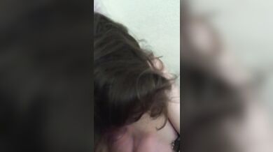 Шлюха кончает и получает сперму в рот