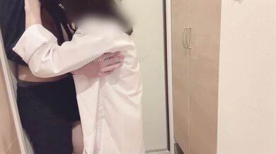 【玄関えっち】 えっちな下着を着た彼女に玄関で襲われてしまい、ドアを開けたままバックで生中出し♡