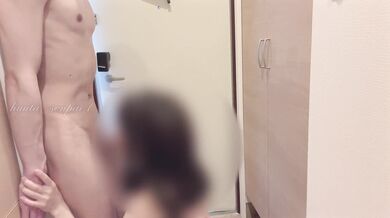 【玄関えっち】 えっちな下着を着た彼女に玄関で襲われてしまい、ドアを開けたままバックで生中出し♡