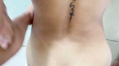 Espió a mi pequeña hermanastra mientras toma un rico baño y termino corriéndome en su boca.