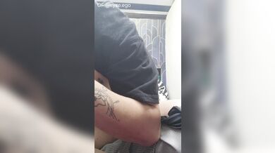 Una bella squirtata in uniforme tra un turno e un altro