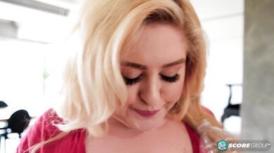 Mae Montgomery Streches Her Pussy with Her Toy