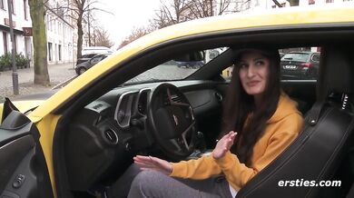 Ersties - Milena kommt in ihrem gelben Camaro auf Touren
