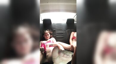 Lesbianas masturbandosen en uber camino al trabajo