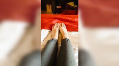 هايجة نار و كسي فيه النار، مطلوب حد يلحسلي أقدامي - Want someone to lick my feet it gets my pussy so