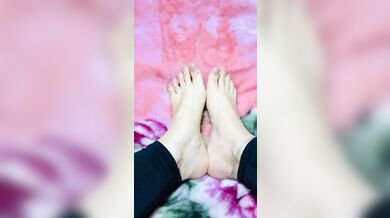 ‎أنا باغية استمني زبك بأقدامي - want to rub my feet on your beautiful dick ❤️