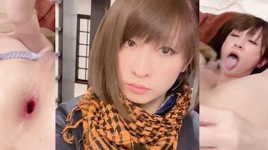 日本の男の娘が、ぽっかりと開いたアナルに、大きなディルドを入れてオナニーします。