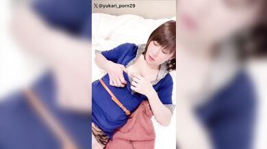 日本の男の娘が、ぽっかりと開いたアナルに、大きなディルドを入れてオナニーします。