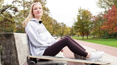 Ersties - Mit Sprühsahne macht die zierliche Nattie ihren Riesen-Dildo feucht für einen heißen Ritt