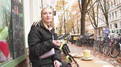 Ersties - Mit Sprühsahne macht die zierliche Nattie ihren Riesen-Dildo feucht für einen heißen Ritt