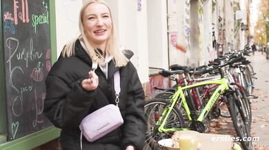 Ersties - Mit Sprühsahne macht die zierliche Nattie ihren Riesen-Dildo feucht für einen heißen Ritt