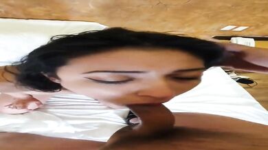 Krista Reyes mamando