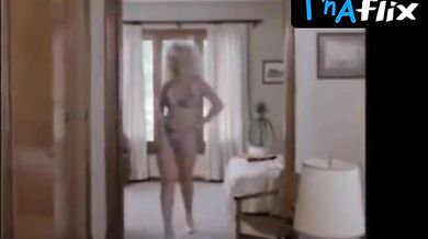 Amalia Yuyito Gonzalez Butt, Breasts Scene in Los Pilotos Mas Locos Del Mundo
