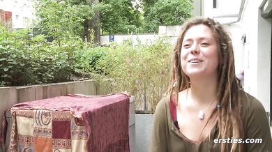 Ersties - Sofie masturbiert vor der Kamera auf eine natürlich schöne Art und Weise