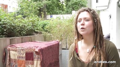 Ersties - Sofie masturbiert vor der Kamera auf eine natürlich schöne Art und Weise