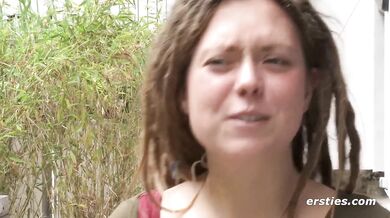 Ersties - Sofie masturbiert vor der Kamera auf eine natürlich schöne Art und Weise