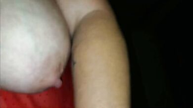 GORDA CALIENTA A SU NOVIO HASTA EYACULAR EN LOS PIES