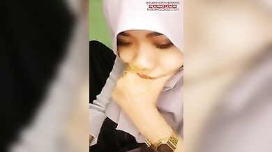 Arini Cewek Hijab Colmek Dildo Sampai Basah