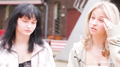 Ersties - Lesbische Leckspiele mit Sprühsahne und Erdbeeren