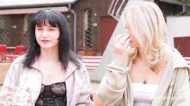 Ersties - Lesbische Leckspiele mit Sprühsahne und Erdbeeren