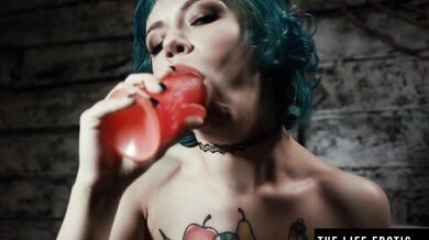 Tattooed cutie fucks herself to orgasm with an enormous dildo