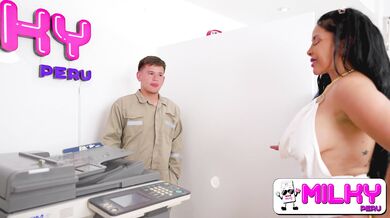 Empleados follan con secretaria milf de enormes tetas