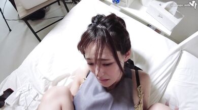 えっちな気分になって腰が動いちゃう♡間男が彼氏のいない隙にエプロン美女をベッドに押し倒す（日本人素人、騎乗位、バック、中出し、寝取られ、NTR）