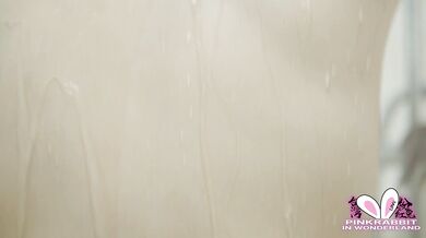 台灣粉紅兔13：為了完美性愛先洗個澡，兔兔的屄屄好想被爆肏，後入內射中出爽爆眼球 (完整版在粉絲專享)