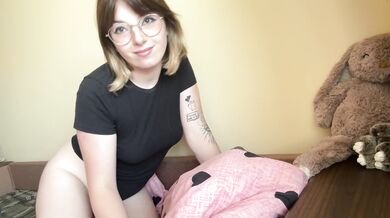 This brunette's ass is very classy.