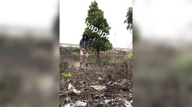 巨丑无比的伪娘在土包上尿尿露出